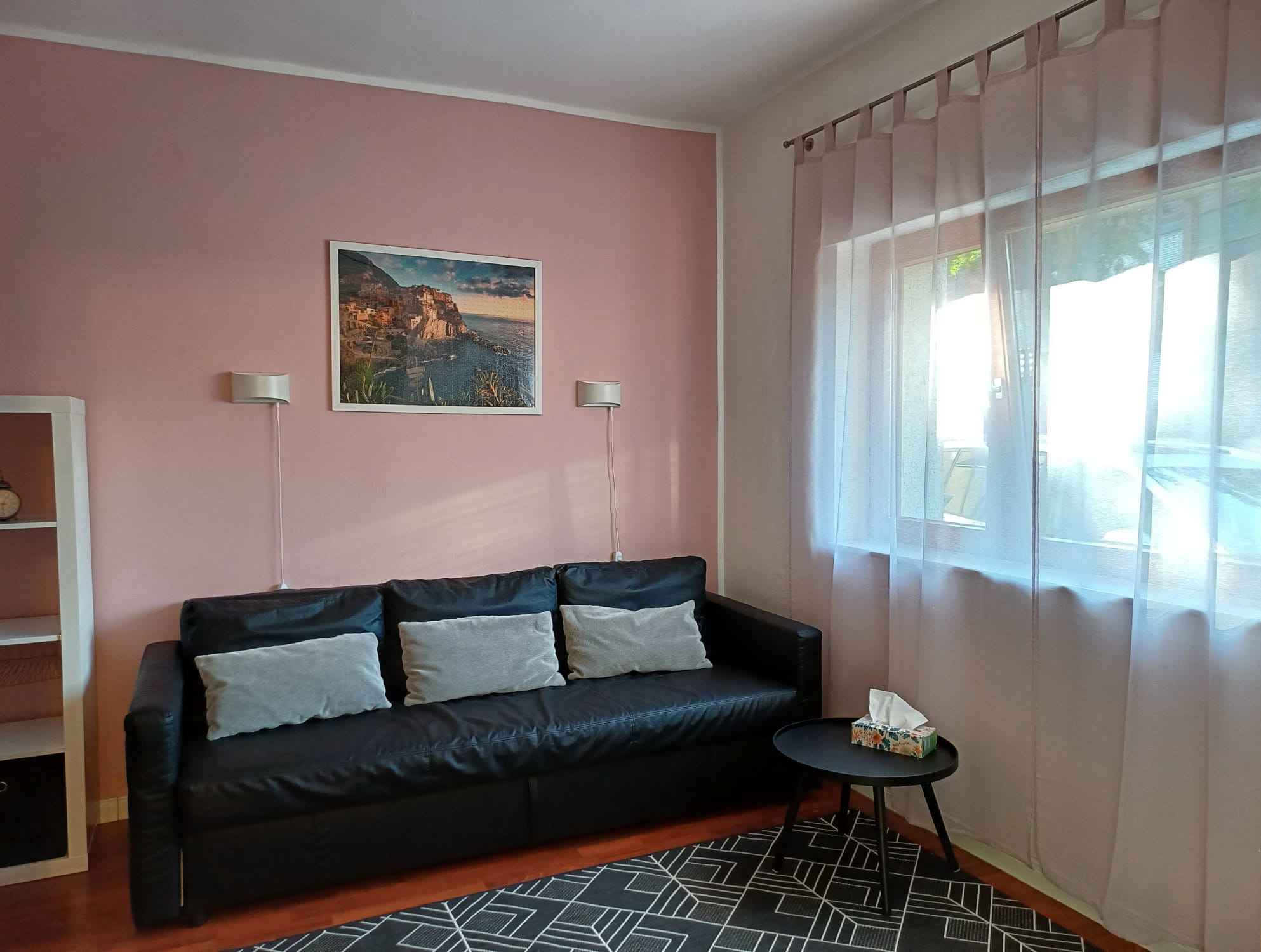 Sofa mit Beistelltisch vor dem Fernseher im Wohnzimmer