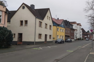 Parkplätze Haus und Parkplätze daneben